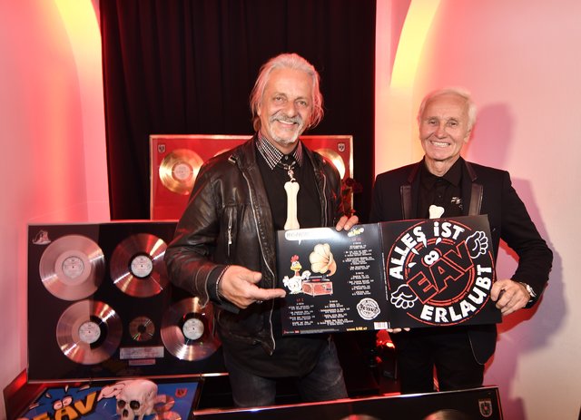 Bei der CD-Präsentation im Restaurant "Wiener": Gitarrist Thomas Spitzer (l.) und Sänger Klaus Eberhartinger. | Foto: Markus Spitzauer