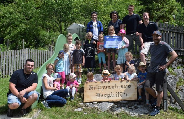 Spendenübergabe der „Krippenstoana Bergteifön“ an den Obertrauner Kindergarten, | Foto: Privat