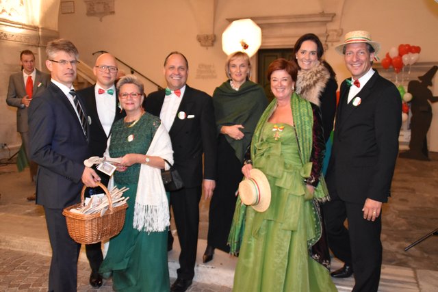 Das Begrüßungskomitee: Die Mitglieder des Vereins Pulcinella organisierten wieder eine rauschende Ballnacht im Schloss Porcia
