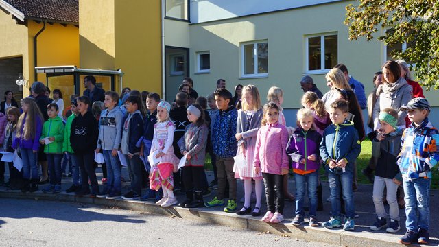 Das halbe Dorf war gekommen um bei der feierlichen Einweihung der Volksschule und des Kindergartens dabei zu sein. 