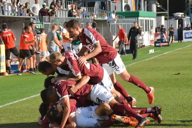 Mattersburger Jubeltraube nach dem 2:1-Treffer von René Renner