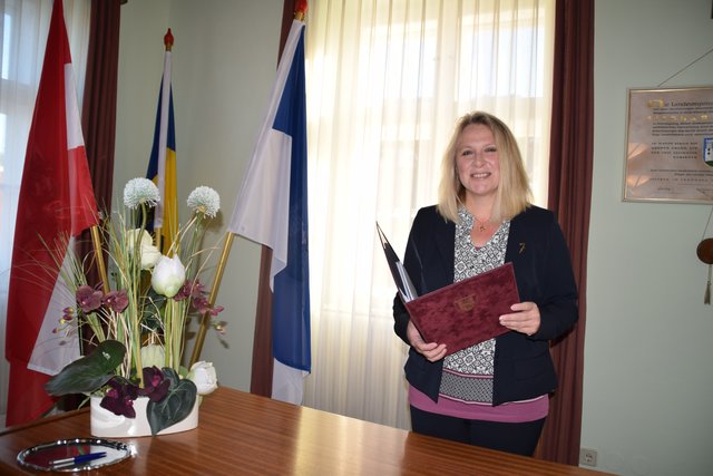 Gabriele Zetka aus Sieghartskirchen ist selbst seit 25 Jahren verheiratet und weiß genau, worauf es in einer Beziehung ankommt.  | Foto: Zeiler