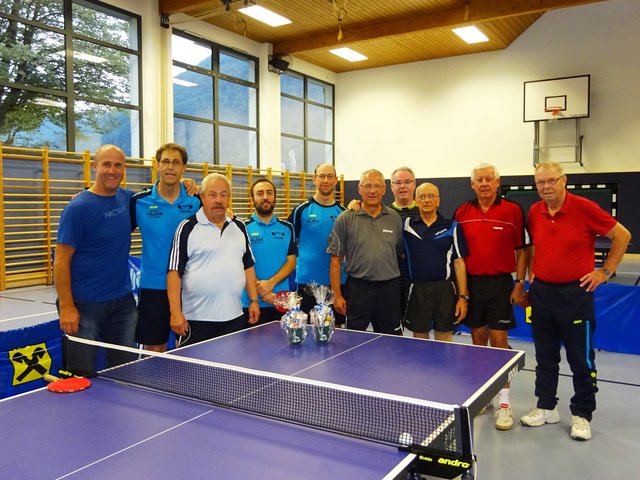 Sportreferent GR Hannes Steger (li.) und Schiri Martin Weicker (re.) mit den Teams ESV Forst-Cottbus und TTV Raika Kirchdorf. | Foto: Schwaiger