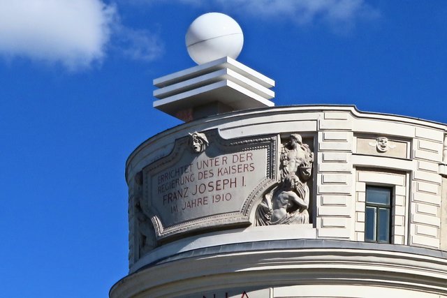 Nach mehrmaligen Wechseln hat die Urania-Volksbildung hier eine ständige Heimat gefunden (nach Plänen des Otto-Wagner-Schülers Max Fabiani erbaut)