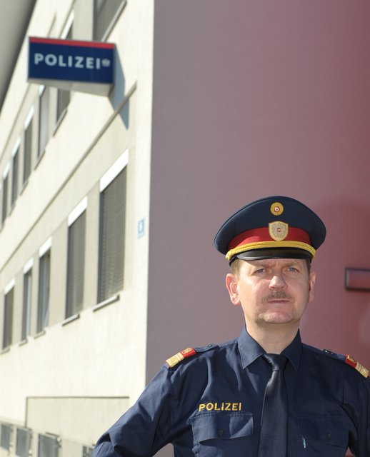 Bezirkspolizeikommandant Oberstleutnant Johann Neumüller verweist auf eine Sicherheits-Aktion zum Schutz vor (Dämmerungs-)Einbrechern.
