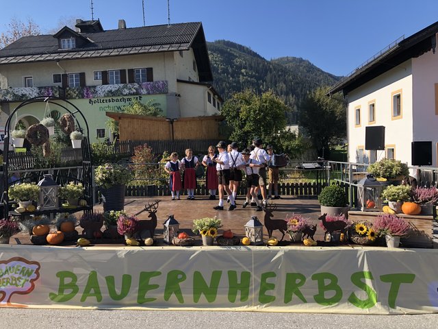 Auch die Akteure auf der großen Bühne - hier die  Nachwuchsplattlergruppe Mittersill - genossen das herrliche Herbstwetter. | Foto: Andreas Kaltenhauser