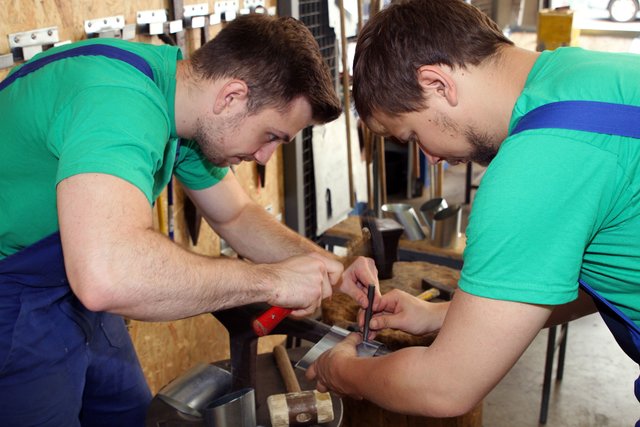 Zwei Lehrlinge bei der Arbeit. | Foto: ÖJAB