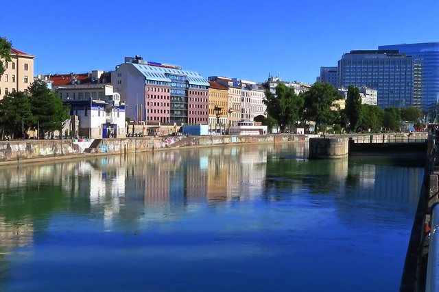 Hier befand sich  einmal im Zuge der Donaukanalregulierung der Teil der Staustufe "Kaiserbad" (Kaiserbadschleuse, Kaiserbad), 1904 - 1908 nach Plänen von Otto Wagner errichtet