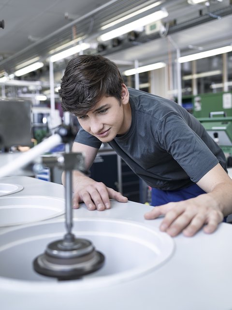 Eine Lehre als Feinoptiker ist in Absam möglich.