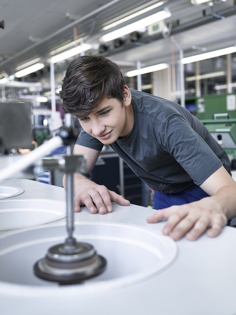 Eine Lehre als Feinoptiker ist in Absam möglich. | Foto: Swarovski Optik