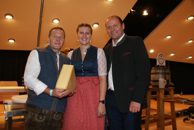 24. Internationale Almkäseolympiade in Galtür: Vizebgm. Hermann Huber, Maria Mattle und LHStv. Josef Geisler.
