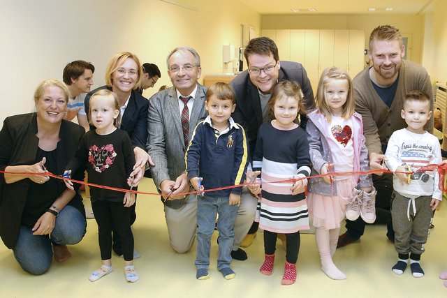Bezirksvize Halbwidl, Bezirks-Chef Plasch und Stadtrat Czernohorszky bei der Eröffnung mit den Wiedner Kids. | Foto: PID/Votava Martin