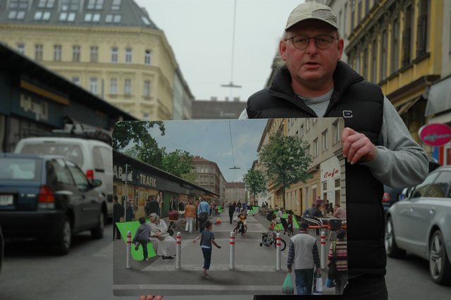 Cris Nessmann vom Verein NoNo mit einem Symbolbild davon, wie die Nordzeile am Yppenplatz aussehen könnte.