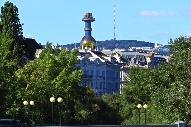 Am Ende meines Donaukanalbegleitspaziergangs ist schon der Turm des Fernwärmewerks Spittelau zu sehen und der Sender Kahlenberg. Das kirchenähnliche Gebäude rechts kann ich nicht zuordnen, vielleicht schafft es jemand Ortskundiger??