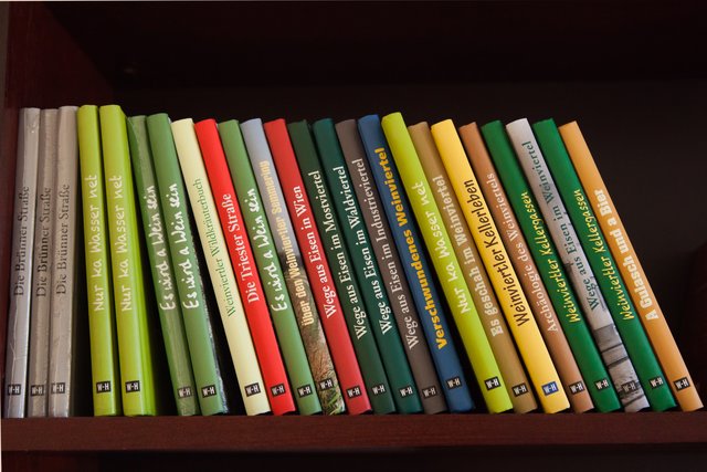 Der Edition Winkler-Hermaden ins Bücherregal geschaut. | Foto: Regina Courtier