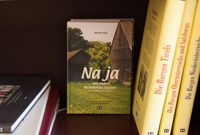 Der Edition Winkler-Hermaden ins Bücherregal geschaut. | Foto: Regina Courtier
