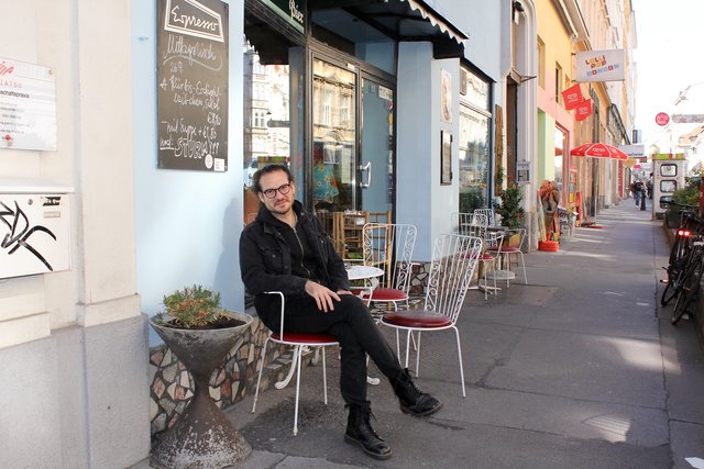Mathias Novovesky vor seinem "zweiten Wohnzimmer", dem Café Espresso in der Burgasse. Hier schreibt er oft, am liebsten nachts.