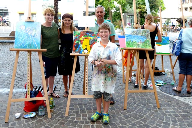 Stolze Teilnehmende mit Barbara Ambrusch-Rapp und ihren Werken (im Hintergrund wird fleißig gearbeitet) | Foto: M. Heissenberger