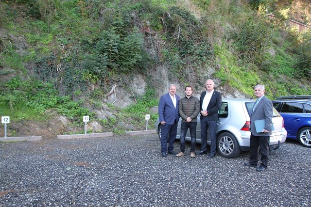 Stiftungsverwalter Bernhard Lechner, Bürgermeister Dr. Reinhard Resch, Sebastian Reithner (Retter &amp; Partner) und Stadtrat Alfred Scheichel auf dem Parkplatz Kremstalstraße 27 | Foto: Stadt Krems