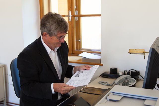 Ulrich Winkler Hermaden in seinem Verlag in Schleinbach. | Foto: Regina Courtier