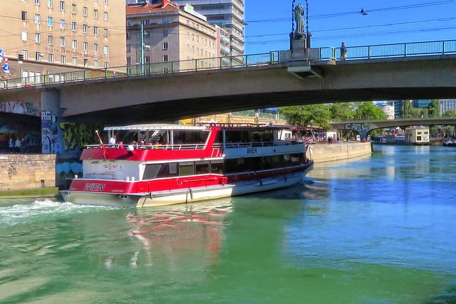 Die "Wien" unter der Marienbrücke
