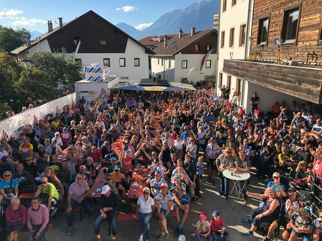 Eine unglaubliche Stimmung in im Aldranser Schulhof!