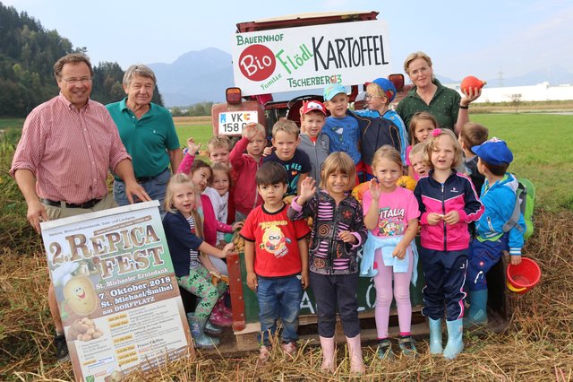 Die Kinder hatten viel Spaß daran, bei der Kartoffelernte zu helfen | Foto: KK