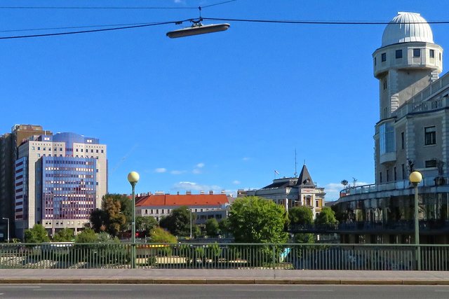 Stromaufwärts von der Aspernbrücke aus: links die Landesstelle der Sozialversicherung, rechts die Urania, dazwischen die Zentrale der Wiener Berufsrettung
