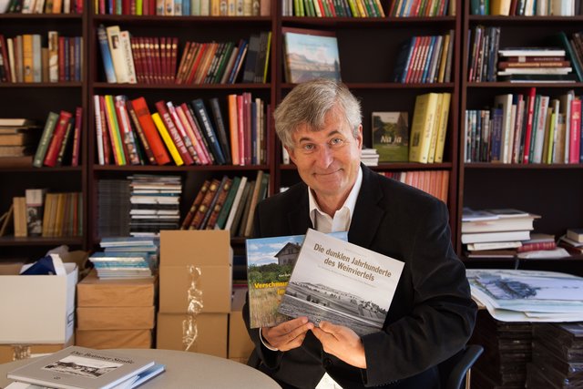 Ulrich Winkler-Hermaden umgeben von seinen Bildbänden.  | Foto: Regina Courtier