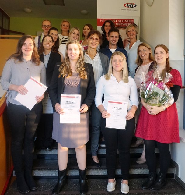 Die erfolgreichen Absolventinnen und Absolventen des Fachs Gesundheit &amp; Soziales. Bfi-Köflach-Leiterin Angela Süß gratuliert herzlich. | Foto: bfi Köflach