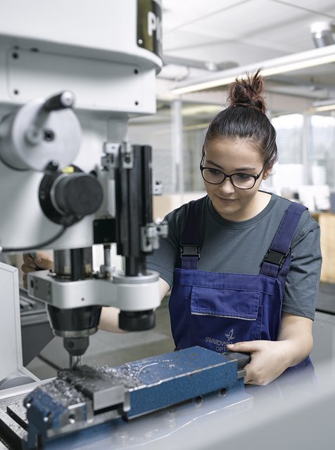 <f>Zerspanungstechnikerin bei Swarovski Optik:</f> "Exotische" Berufe, die es in der Herstellung von Ferngläsern braucht.