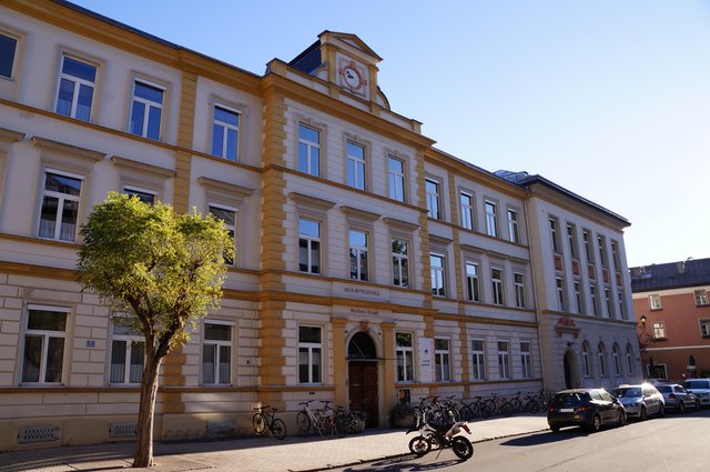 Die Hauptschule Hallein stammt aus der k. und k.-Zeit.