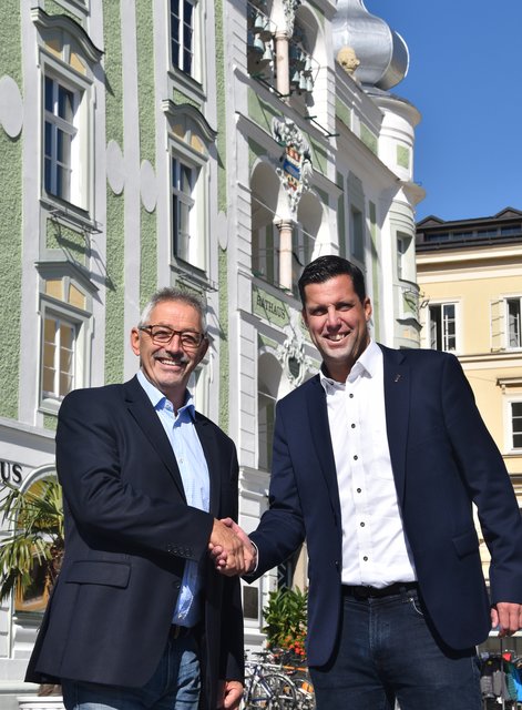 Stadtrat Manfred Andeßner mit Bürgermeister Stefan Krapf. | Foto: Stadtgemeinde Gmunden