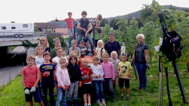 Die fleißigen Mädchen und Buben mit den Lehrerinnen Daniela Berger und Monika Pölz sowie den Lesehelfern Michael Pfaffinger und Christine Weixelbaum. | Foto: VS Dürnstein