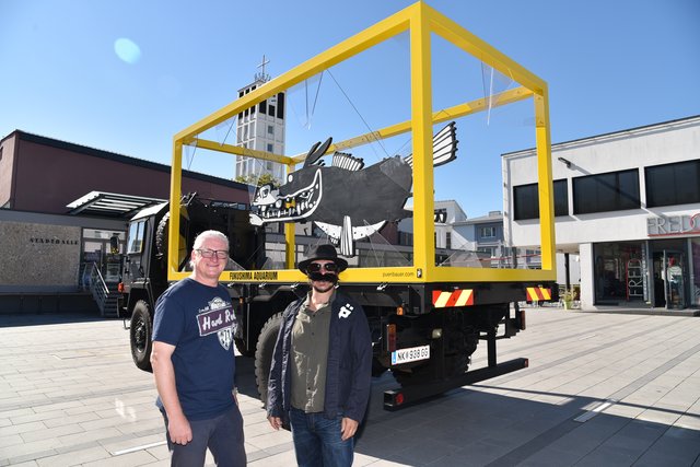Kulturstadtrat Peter Spicker mit Künstler Bernd Püribauer vor dem "Aquarium". | Foto: Robert Unger/Stadtgemeinde Ternitz