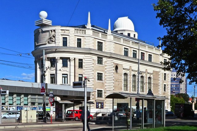 Lasst uns bei der Urania starten. Dort sind nicht nur Kasperl und Pezi zuhause, sondern man kann auch Sternderlschau'n