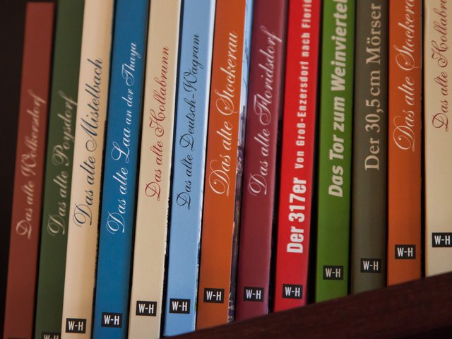 Der Edition Winkler-Hermaden ins Bücherregal geschaut. | Foto: Regina Courtier