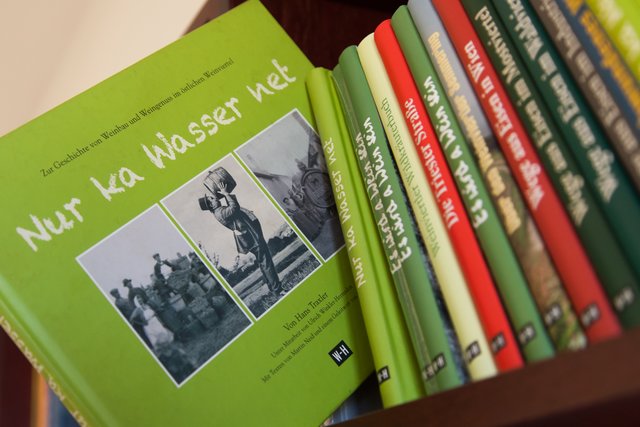 Der Edition Winkler-Hermaden ins Bücherregal geschaut. | Foto: Regina Courtier