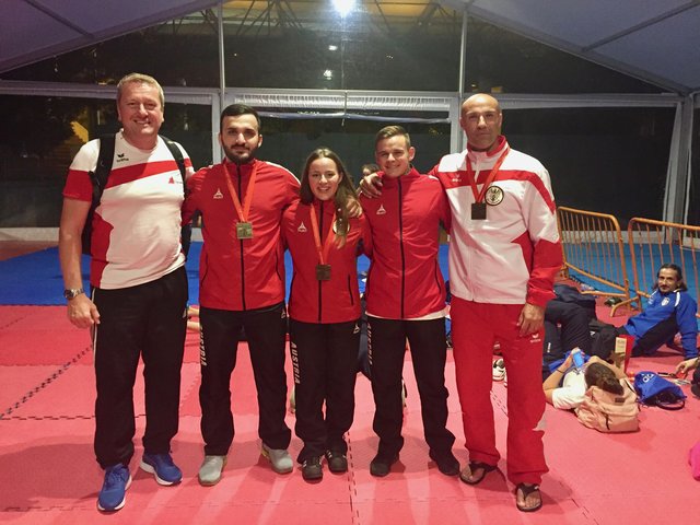 Lea Popp und ihr Team freuen sich über Bronze. | Foto: Karateclub Fürstenfeld