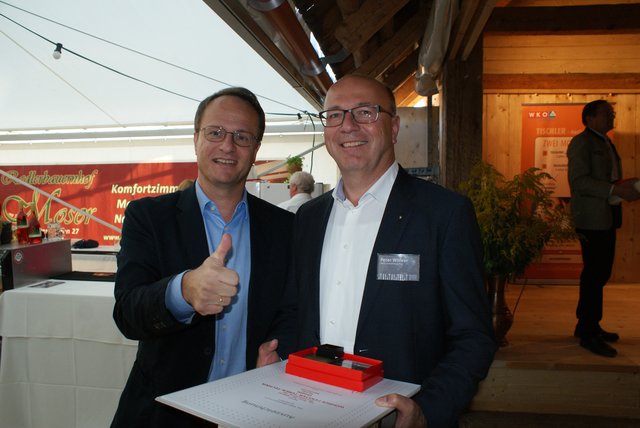 &lt;f&gt;Referent&lt;/f&gt; M. Hengstschläger und Jubilar P. Wöhrer.