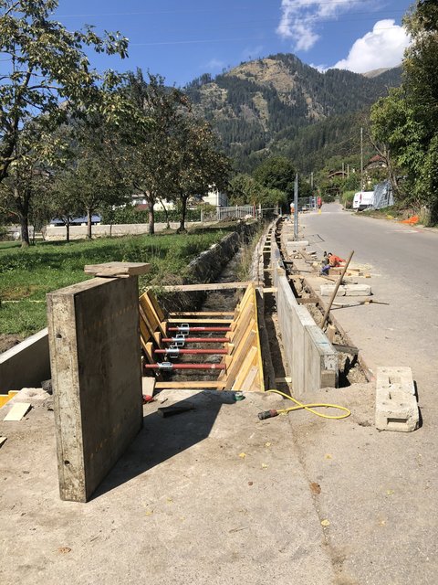 In der Gemeinde Lurnfeld arbeitet man am Bachgeländer neben der Straße in Göriach | Foto: KK/Gemeinde Lurnfeld