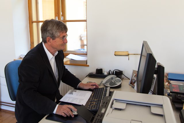 Ulrich Winkler Hermaden in seinem Verlag in Schleinbach. | Foto: Regina Courtier
