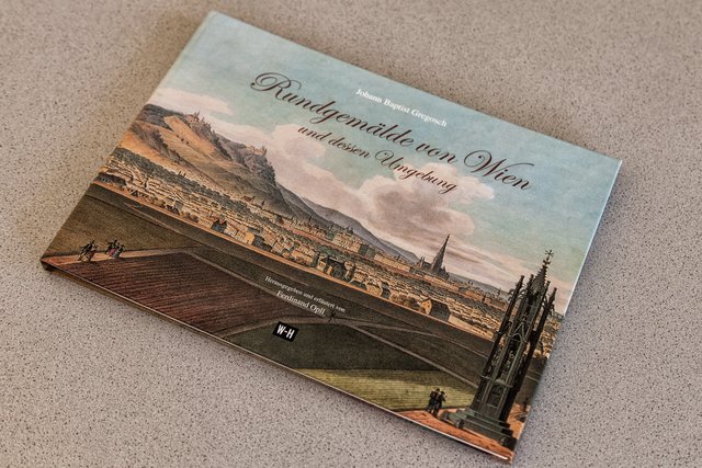 Eine Spezialität von Ulrich Winkler-Hermaden sind  Leoporellos. Öffnet man dieses Buch, zeigt sich ein 3 m großes Rundpanorama auf Wien und dessen Umland, wie es sicht im 19. Jahrhundert darstellte, von der Spinnerin am Kreuz aus gesehen. | Foto: Regina Courtier