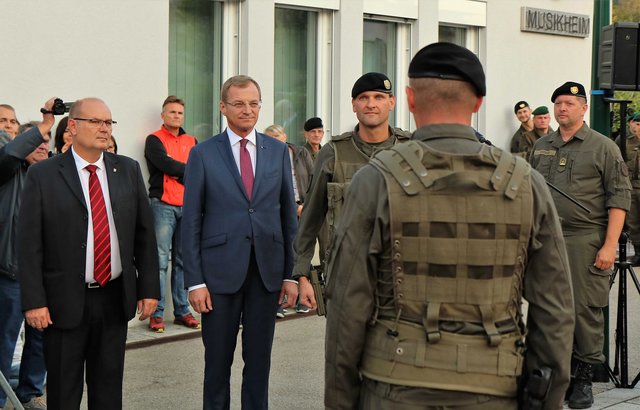 Bürgermeister Manfred Zeismann, Landeshauptmann Thomas Stelzer und Oberst Stefan Fuchs bei der Meldung an den militärisch Höchstanwesenden.