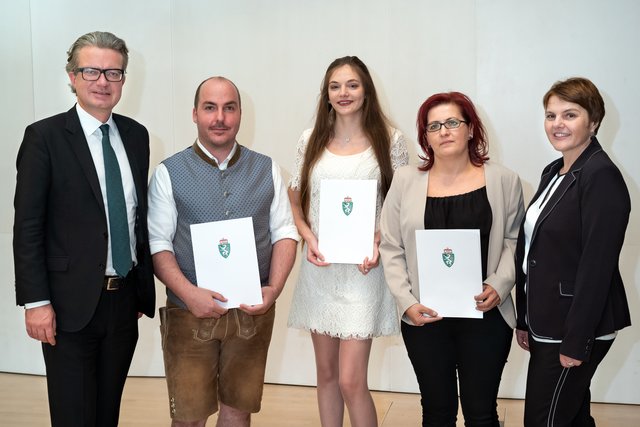 Landesrat Christopher Drexler (l.) und Direktorin Romana Schloffer (r.) mit Absolventen der Gesundheits- und Krankenpflegeschule Bad Radkersburg. | Foto: Schleich