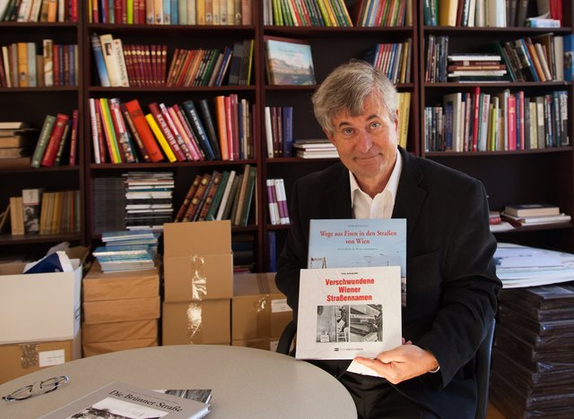 Ulrich Winkler-Hermaden umgeben von seinen Bildbänden.  | Foto: Regina Courtier