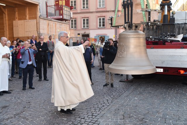 Domprobst Florian Huber weihte die neue Glocke im Rahmen einer kleinen Zeremonie. Beim Einhängen gab es jedoch Probleme. | Foto: Dag