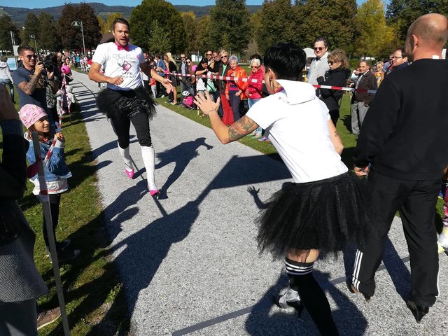 "Hochhackig" durch das Ziel: zahlreiche Damen und Herren stellten sich der Herausforderung beim zweiten Stiletto-Run in Stubenberg für den guten Zweck. | Foto: Hirzberger