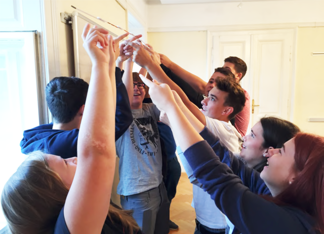 Teamwork in der Praxis - Gruppendynamische Übungen machen die Lehrlingstrainings besonders wertvoll