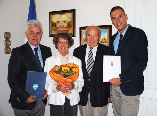 Bürgermeister Johann Zeiner und Thomas Saurauer von der BH Mödling gratulierten Anna und
Anton Frank im Maria Enzersdorfer Rathaus zur Eisernen Hochzeit. | Foto: Marktgemeinde Maria Enzersdorf